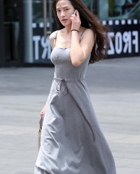 小姐姐 时尚性感“大”美女,“有料”身材搭吊带裙穿上街,今天风很大啊