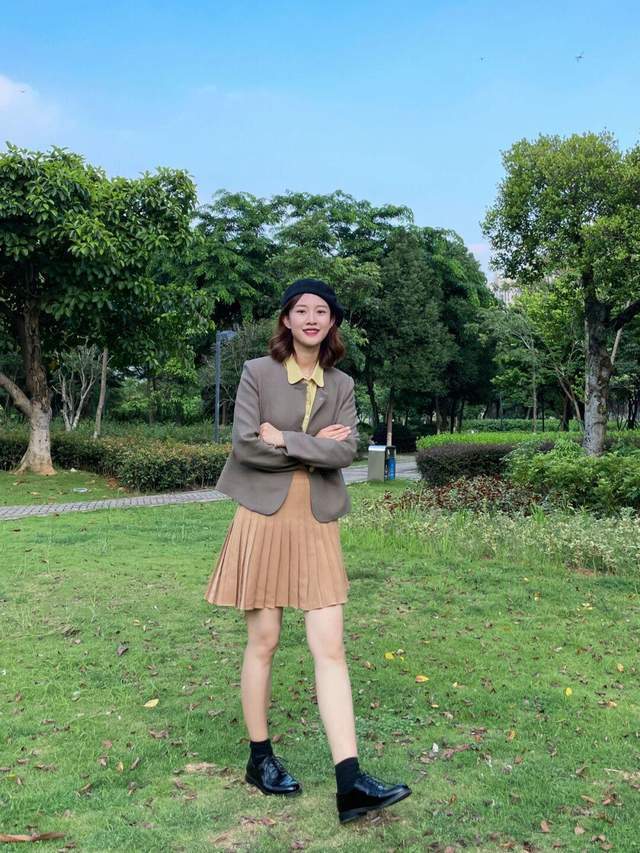 百褶裙|秋游怎么穿才高级?西装外套搭配百褶裙又飒又美,关键特别显气质