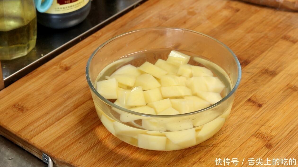 吃肉|土豆别炒着吃了，教你一个新做法，我家一周吃5次，比吃肉还过瘾