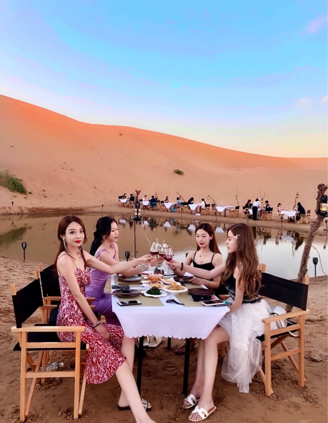 吊带 闺蜜游沙漠, 吊带碎花长裙, 尽显女神魅力