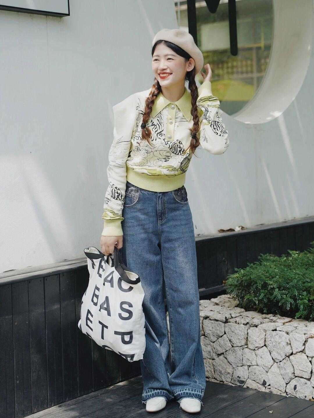风衣|终于明白小个子的“穿搭精髓”，印花上衣搭配牛仔裤，显高显瘦