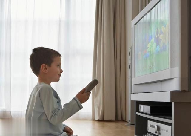 每天看电视超过1小时,3年后孩子受的“伤”,不仅仅是眼睛!