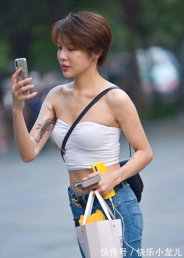 美女 新发型的短发美女,白T恤配牛仔裤,尽显青春活力