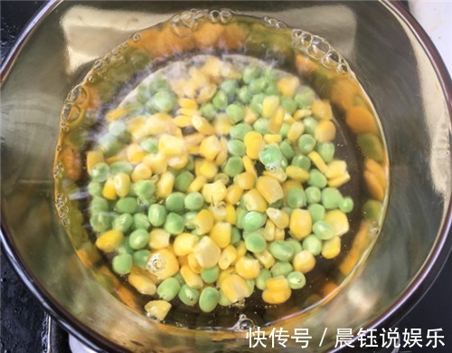 想吃披萨不用买，用饺子皮做一盘，好吃简单便捷，馅料非常足