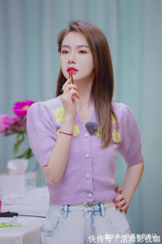 粉饼 包包里常放几样东西的,一般都是讲究的女人,你有几样