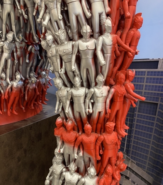 半身|店家展示创意「半身奥特曼玩具塔」!网友想法让人啼笑皆非