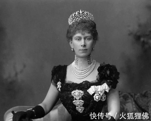 维多利亚女王|她是世界上珠宝最多的女人之一,一颗钻石75亿,英女王甘拜下风