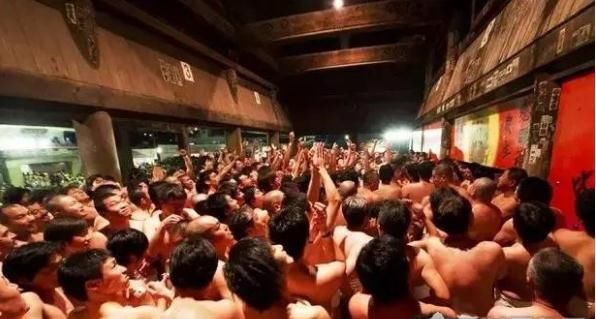 日本的 裸体节 的怎么回事 上万人赤身裸体聚在一起做活动 快资讯