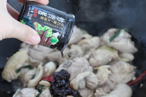  比黄焖鸡还好吃的辣炒鸡块，麻辣鲜香肉质不柴不硬，就是太费米饭