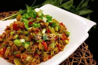它的味道不亚于豇豆的芹菜肉末,是拌饭面条的好搭档