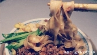  炸酱面一学就会，复刻韩国大厨做法，超美味酱香浓郁，懒人必备