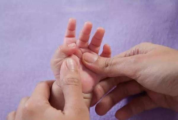 宝宝|每天十分钟，摸摸宝宝手指，会有意想不到的效果