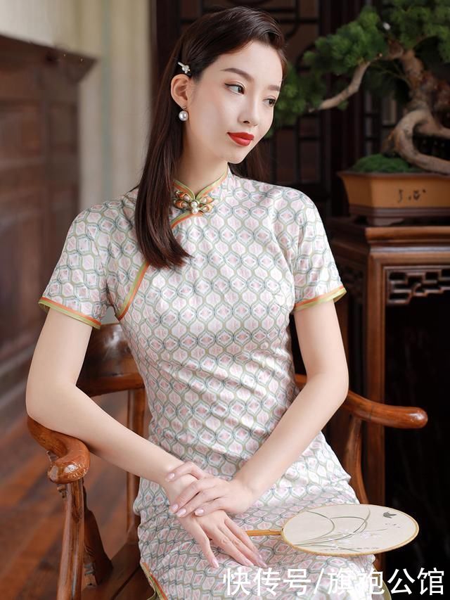 典雅|姑娘，别再穿烂大街的连衣裙了，一袭旗袍时尚优雅还提气质