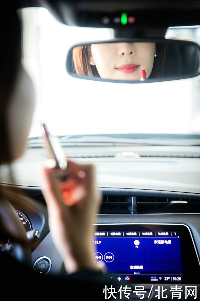 女性消费觉醒：精致的悦己，不只于服饰