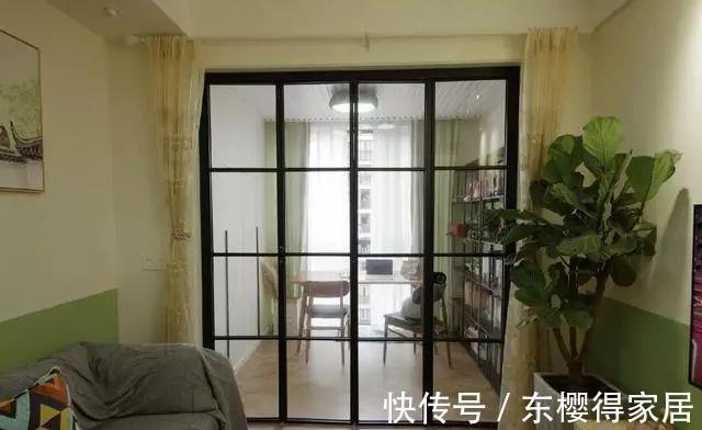 隔断|50㎡小户型单身公寓,巧用玻璃门作隔断,一个人住太舒服了