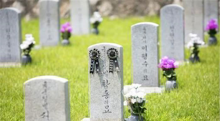 农村墓碑上的“故、显、考、妣”啥意思?可别搞错了,会闹笑话