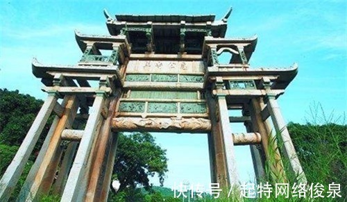 爨字#中国最罕见的姓氏,办身份证时系统无法识别,整个家族被迫改姓