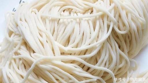  教你在家做炒面，几步就上桌，劲道又爽滑，一家老少都爱吃