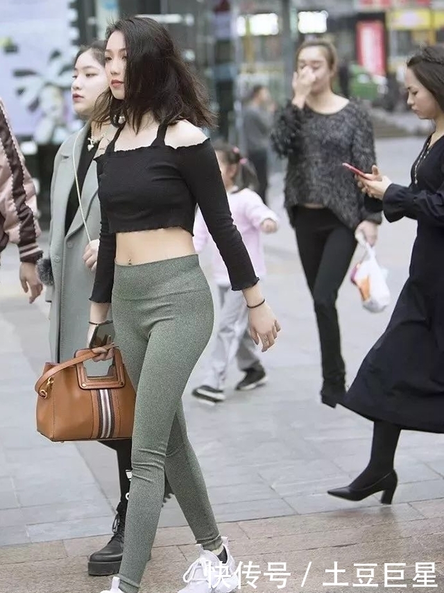 街拍:打底裤小姐姐的搭配轻松随意,展现洒脱气质