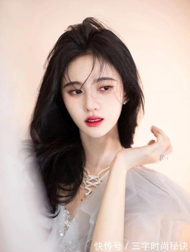 弧度 告别假发片,赵露思同款“头包脸”发型超显瘦!