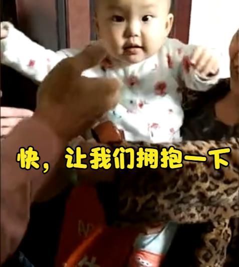 母亲|看到一月未见的妈妈后,萌娃秒变“表情包”,孩子认母有规律可循