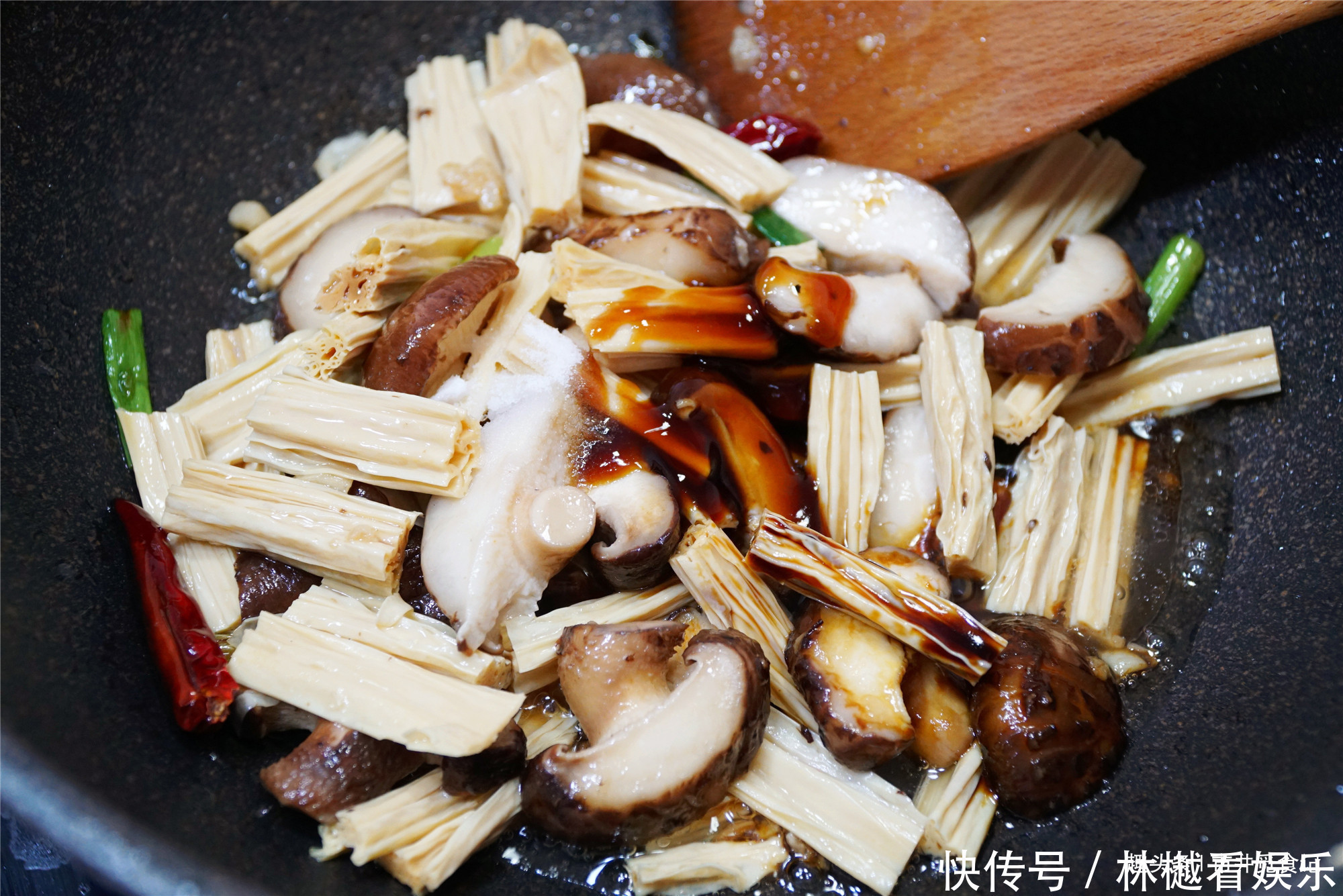 焖烧|腐竹的绝配,比放肉炒好吃,我家一周吃2次,次次光盘不够吃