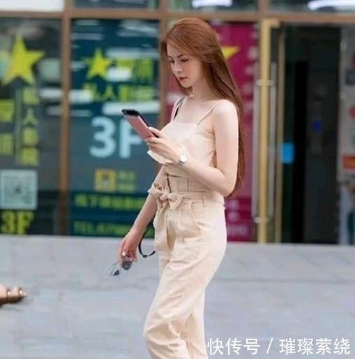 街拍美女身材高挑的小姐姐，简单搭配吊带裙，充满潇洒活力