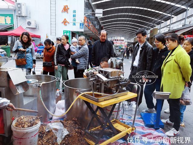 小区来了榨花生油的，一桶100元，围观的人多，原来猫腻在这里