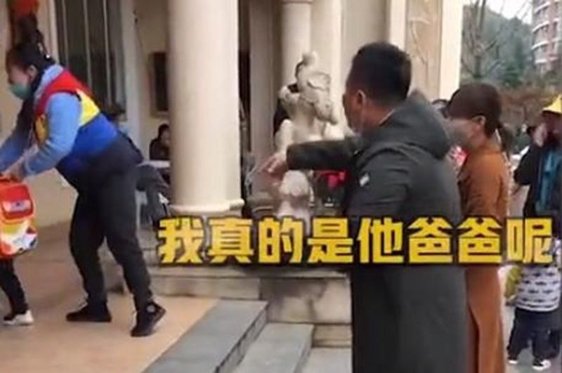 爸爸|宝爸第一次接孩子就走红了,老师以为是坏人,爸爸:我真是他亲爸