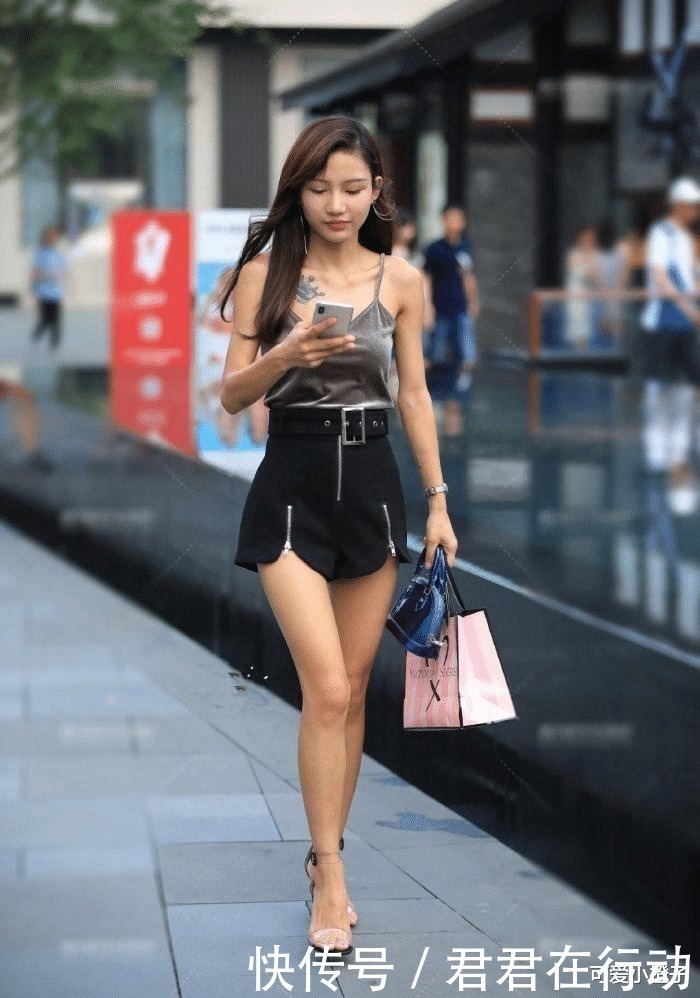 人间|穿吊带裙的气质美女,犹如“仙女”路过“烟火人间”