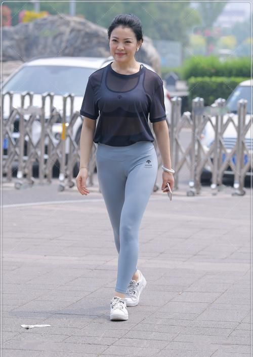  显白|黑色透明清爽上衣，搭配运动套装，显白显年轻