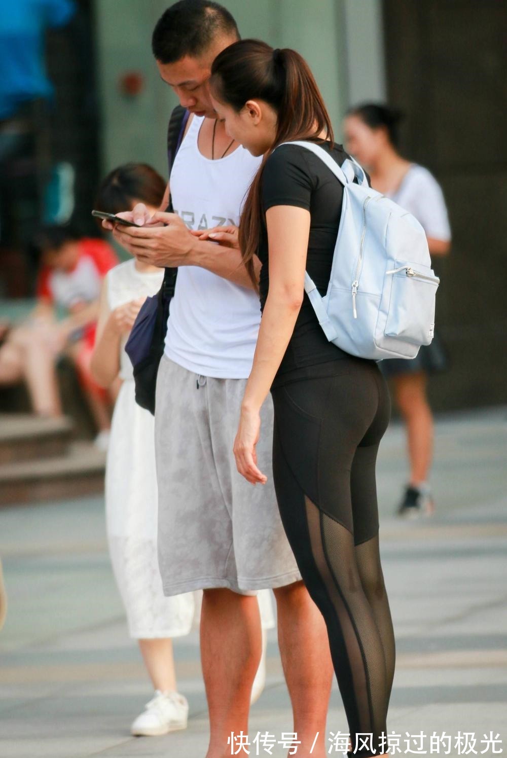 运动装|街拍健身情侣走在人群中亮丽的风景!