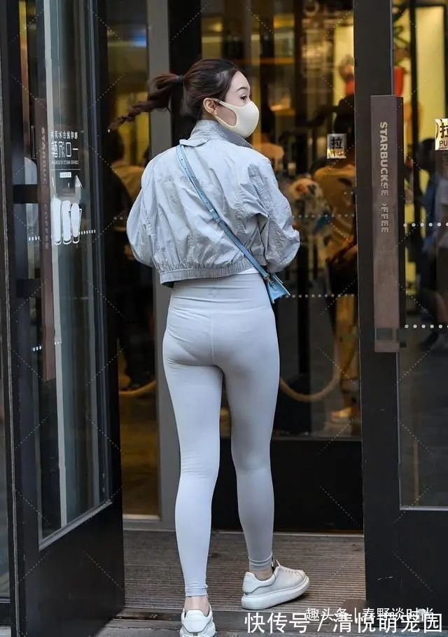 肩宽 白色打底裤搭配时尚外套,不再单调乏味,改变自己的穿衣风格