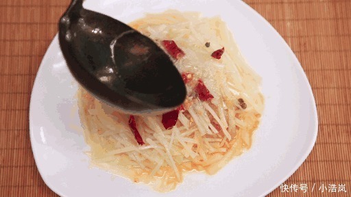 口感|炒土豆丝时,用盐水泡是大错特错的多放一点它,又香又脆不粘锅