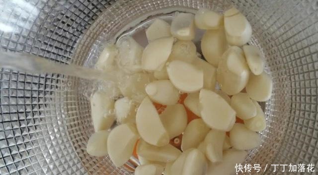 做法|腌制腊八蒜时,用陈醋还是白醋大厨教你正确做法,简单好掌握