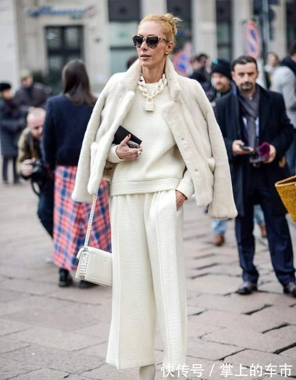 锁骨处 秋冬纯色毛衣怎么穿才能更胜一筹三招就搞定,简约高级感穿搭!