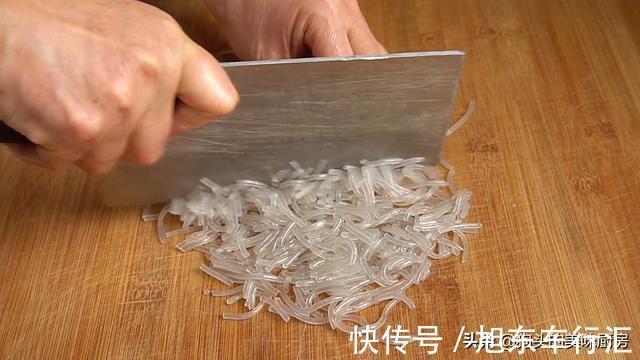 吃法|胡萝卜过瘾的吃法，皮薄馅大，层层裹着馅料，挑食的孩子都爱吃