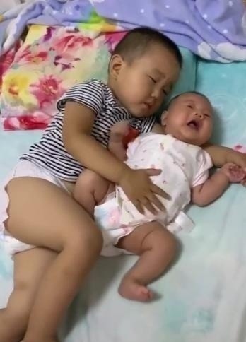 尿不湿|哥哥帮妈妈哄妹妹睡觉,结果成功哄睡自己,妈妈看到后哭笑不得