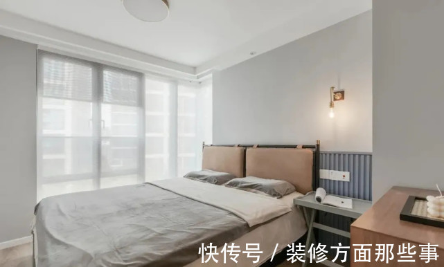 一面窗|95平混搭风复式房子墙面纯白+浅灰色,彩清浅柔和却不失层次感