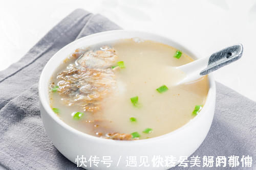 为啥饭店的鲫鱼汤那么好喝?谨记2个窍门,鱼汤鲜美奶白没腥味