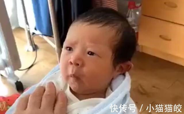 宝宝|刚出生的小婴儿四处打量,瞬间一笑暖化人心,网友:家庭没选错!