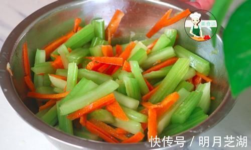 焯水|炒芹菜时，先焯水或直接炒都不对，牢记三个技巧，芹菜脆嫩不塞牙