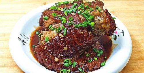 年夜饭“虎皮肘子”怎么做好吃？记住这2个诀窍，口感软烂味香