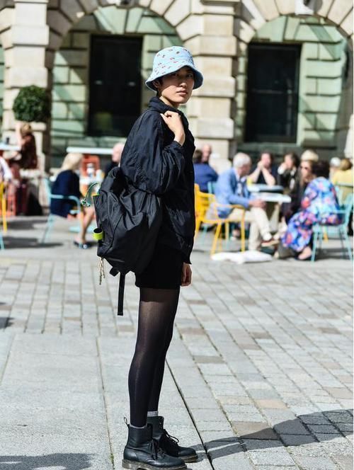 找回童年的天真无邪,背双肩包出门就对了,实用又时髦