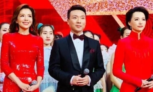 播报 央视主持人龙洋播报新闻效果一般,“整容脸”明显,观众不认可