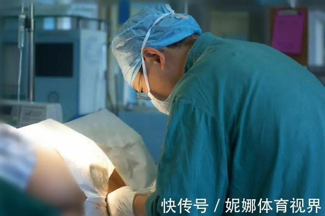 小霜|产妇刚上产床准备,孩子“咣当”一声就出来了,大夫:情况不好