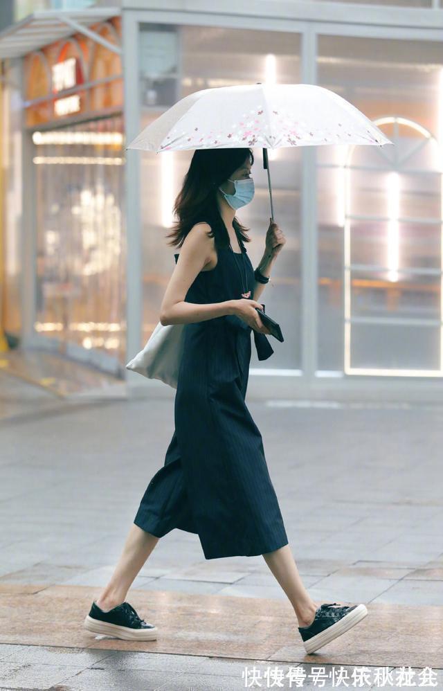 身材 学会对比才能发现美,开叉裙不仅很显身材,还能穿出惊艳感