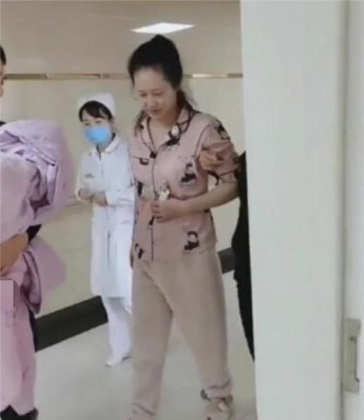 顺产|堪称最“霸气”产妇,顺产完走回病房似“将军”,网友值得骄傲