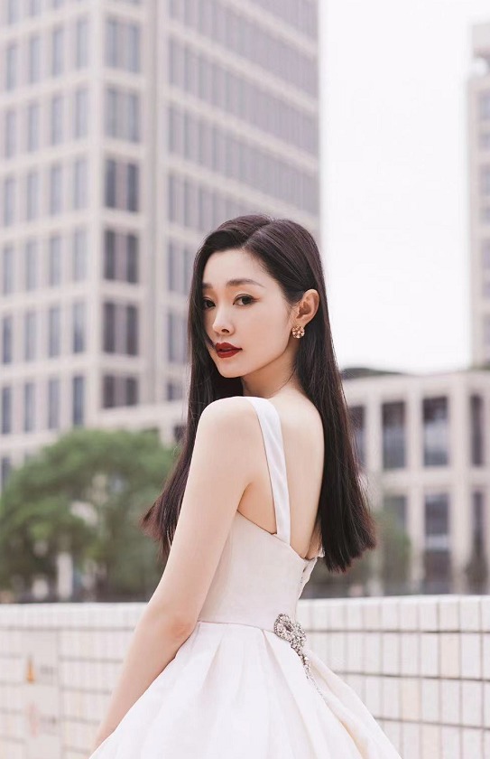 青春感|宋轶真有神仙姐姐的气质，穿方领吊带连衣裙青春感满满，温柔优雅