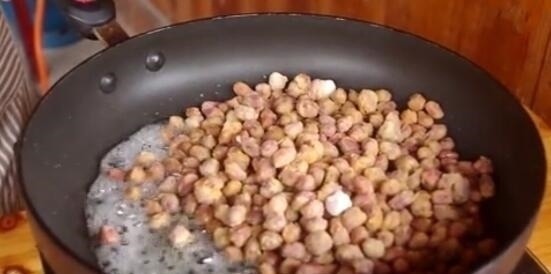 花生里加1个鸡蛋,原来这么好吃,我家常做来吃,放一个月都不坏